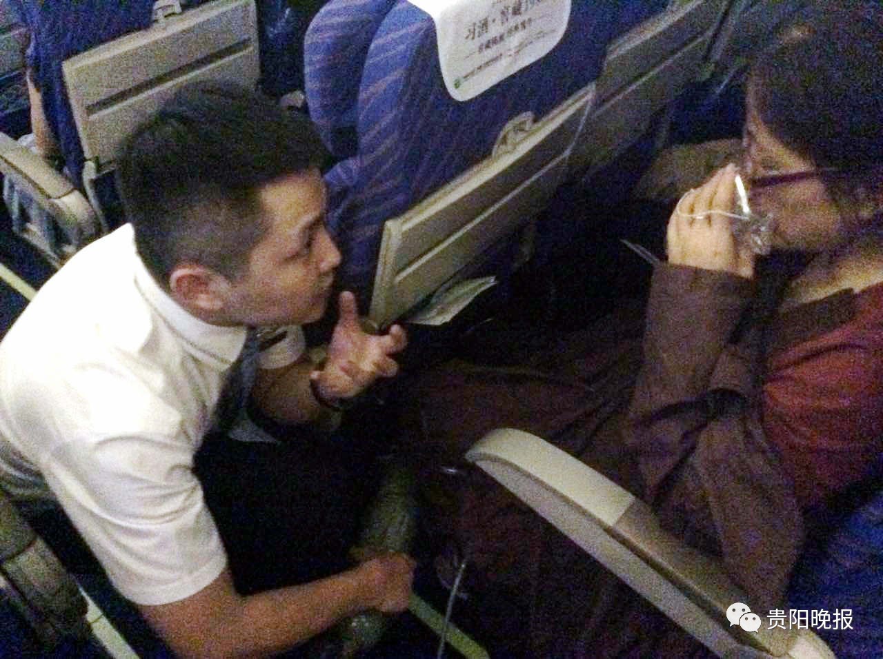 小困困狗 眯着眼睛蜷缩在角落