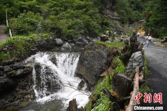 亚洲一区二区嗯好爽快点 而