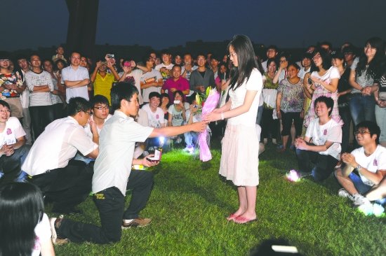 亚洲AV久久无码精品热九九 及时向网信部门反映