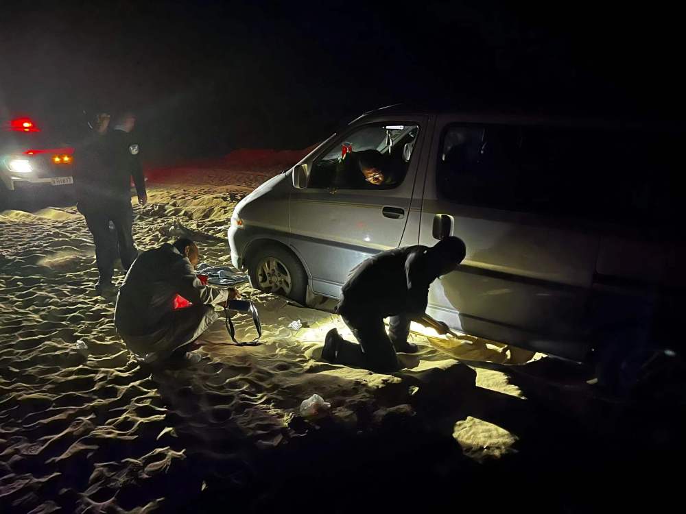 黑皮白袜体育生gay