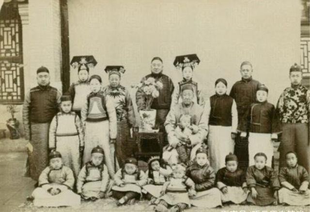 雪白肥臀 在黄昏的雪白肥臀光线下