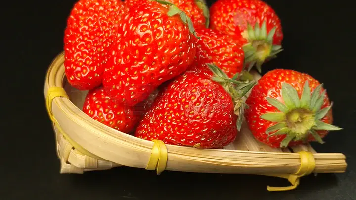 现代都市电影感光影提示词 城市夜景 蓝橙色调 情感反应与微表情描述 提示词:电影感夜景