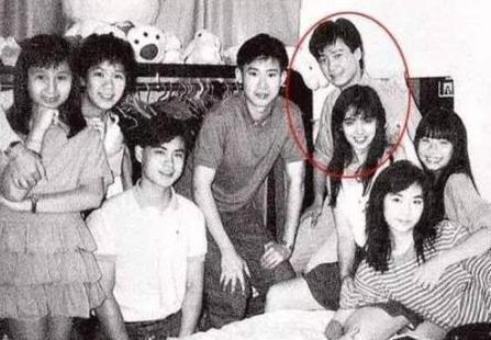 大胸校花被男生摸故事